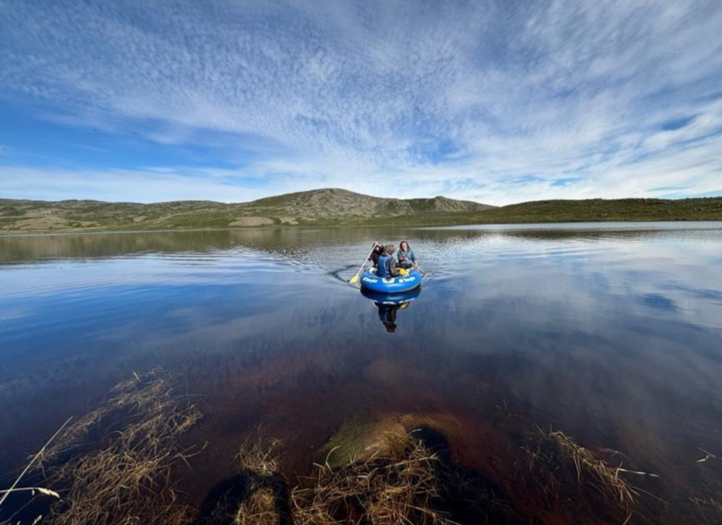 Jasmine Saros on lake